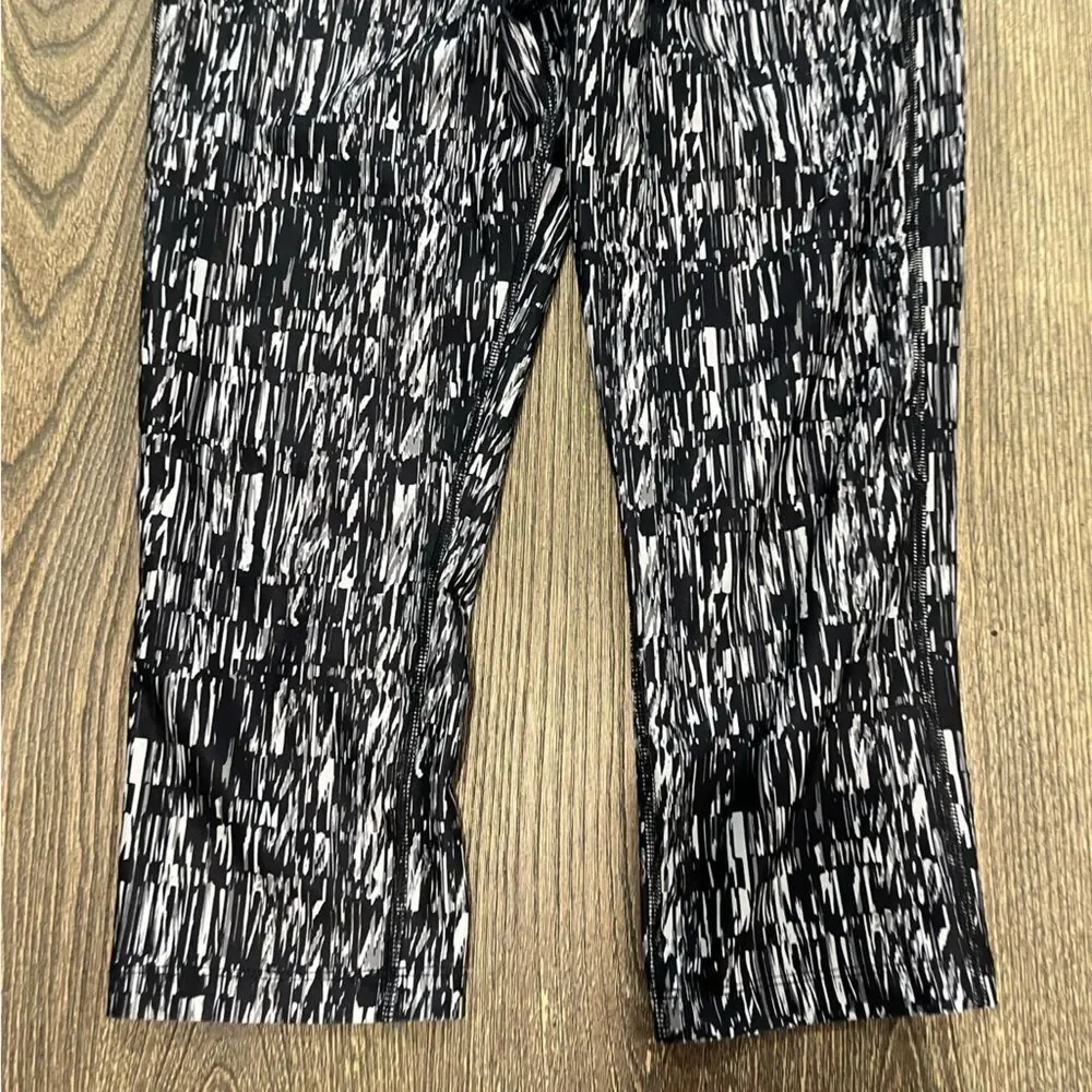 Nike Leggings Dri Fit Capri Athletic Yoga Gym Geometric Black Gray Size Small